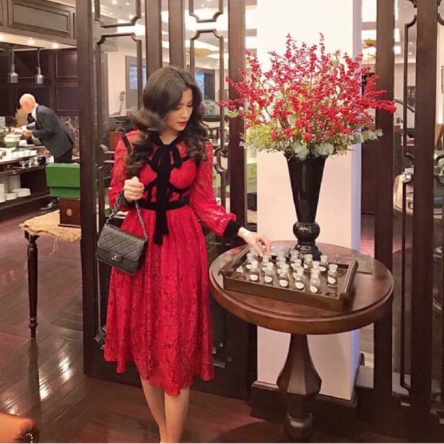 Váy ren đỏ cổ nhung