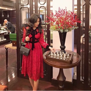 Váy ren đỏ cổ nhung