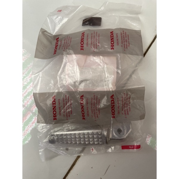 Cục nhôm gác chân sau sonic