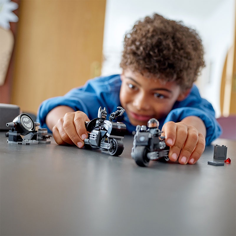 Đồ Chơi LEGO Cuộc Rượt Đuổi Mô Tô Của Batman Và Miêu Nữ 76179