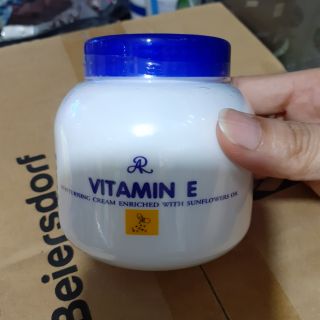 Hủ kem vitamin E dưỡng ẩm da mặt và body với thành phần sáp ong, dầu khoáng, dầu hạt hướng dương..dưỡng ẩm và làm mịn da