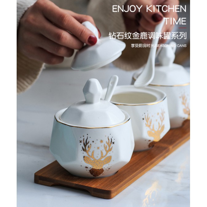 Hủ đựng gia vị phong cách BẮC ÂU sang trọng, chất liệu men sứ, gồm muỗng+ 3 hủ có nắp+ khay gỗ, cao 11cm