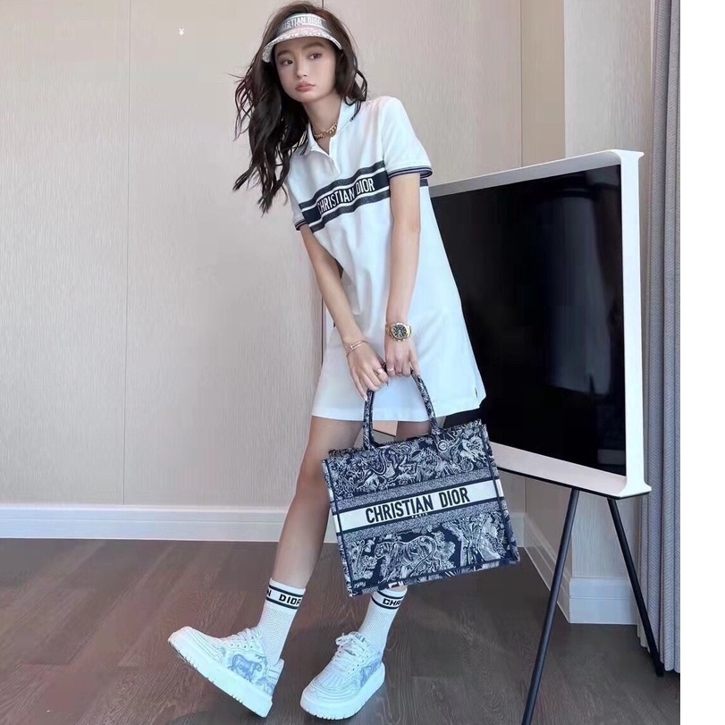 Đầm nữ ngăn tay in hình Dior xinh xẻo màu trắng chất thun cá sấu mềm rũ cực mát
