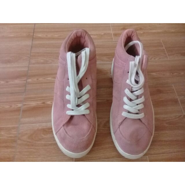 Giày hồng thanh lí