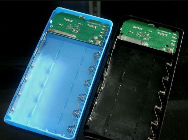 Box sạc dự phòng 6 cell có lò xo đen