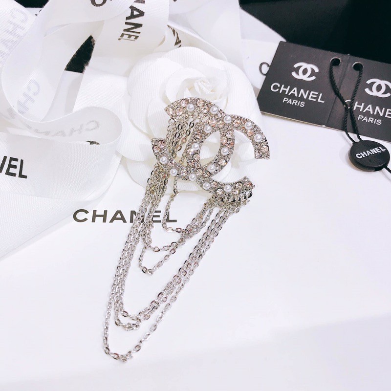 Cài Áo Chữ X Phối Dây Xích Tua Rua Sang Chảnh UNISEX (Nam Nữ Đều SD Đc)