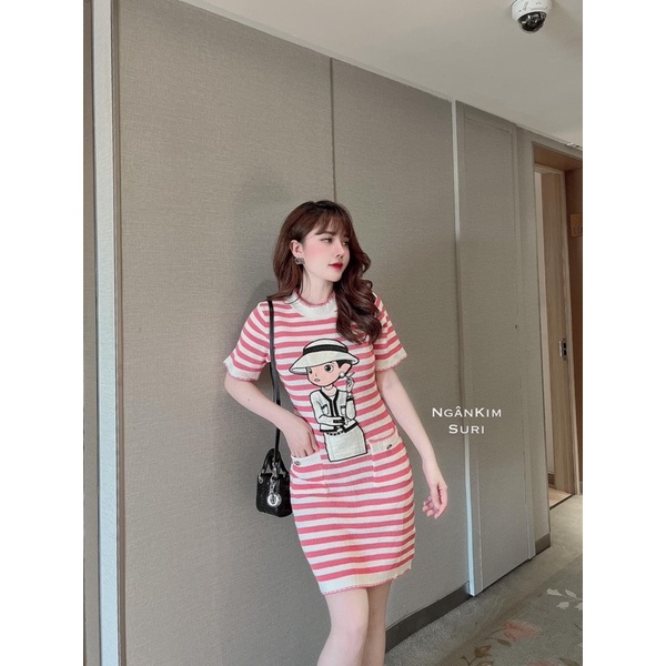 VÁY LEN BODY KẺ ĐỎ ĐEN CHO NỮ - hình cô gái đội mũ