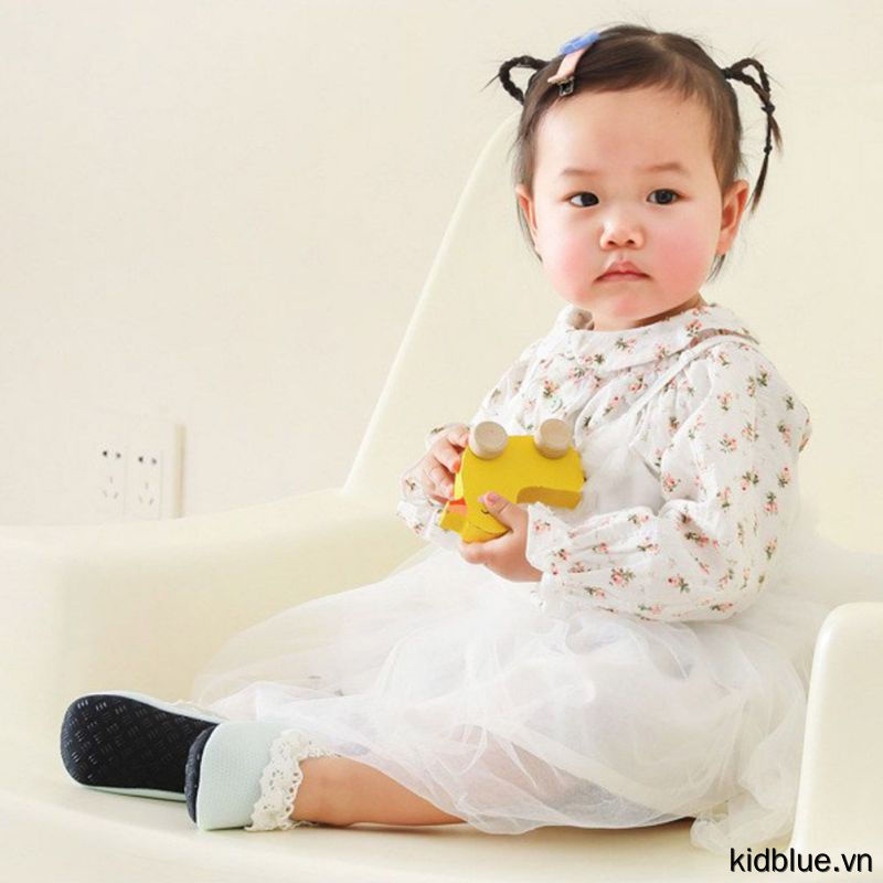 Vớ màu trơn cho bé mềm mại mang trong nhà