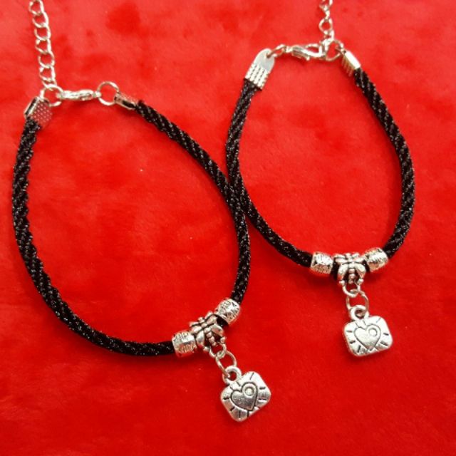 Vòng tay đôi dây đỏ đen phụ kiện lá thư. 40k/ cặp