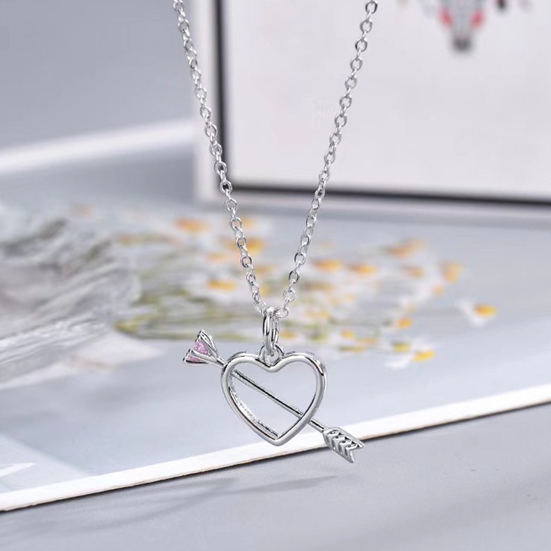 Dây Chuyền Mặt Hình Thần Tình Yêu Cupid Đính Đá Kim Cương Màu Hồng Xuyên Qua Trái Tim