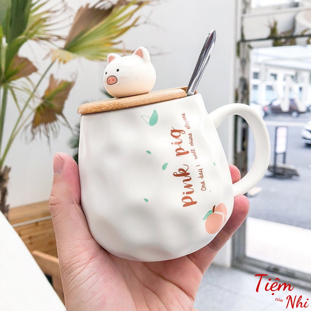 Ly sứ có nắp gỗ gắn heo 3D màu trắng in hình quả đào có quai cầm kèm muỗng cà phê 400ml Tiệm Của Nhi LSCN15