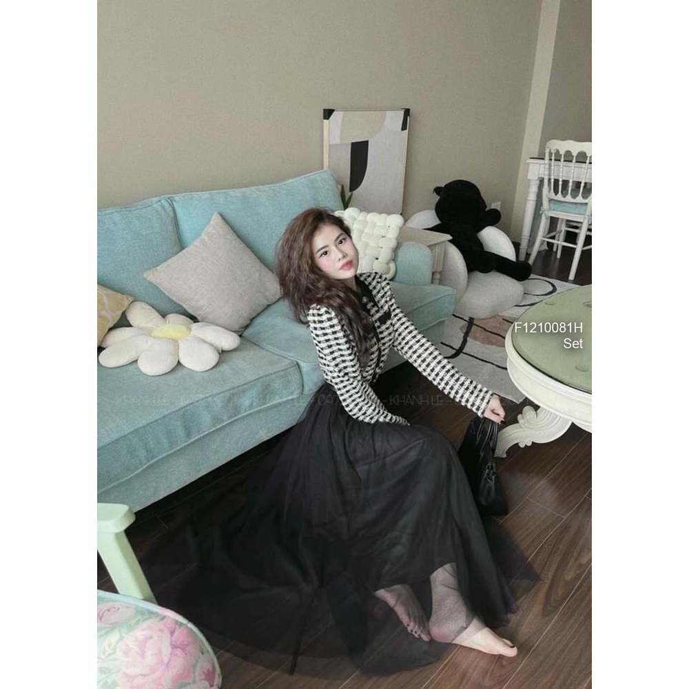 Đầm xòe đen có lót phối họa tiết caro cổ bẻ vạt nhọn tay dài kèm nịt!
