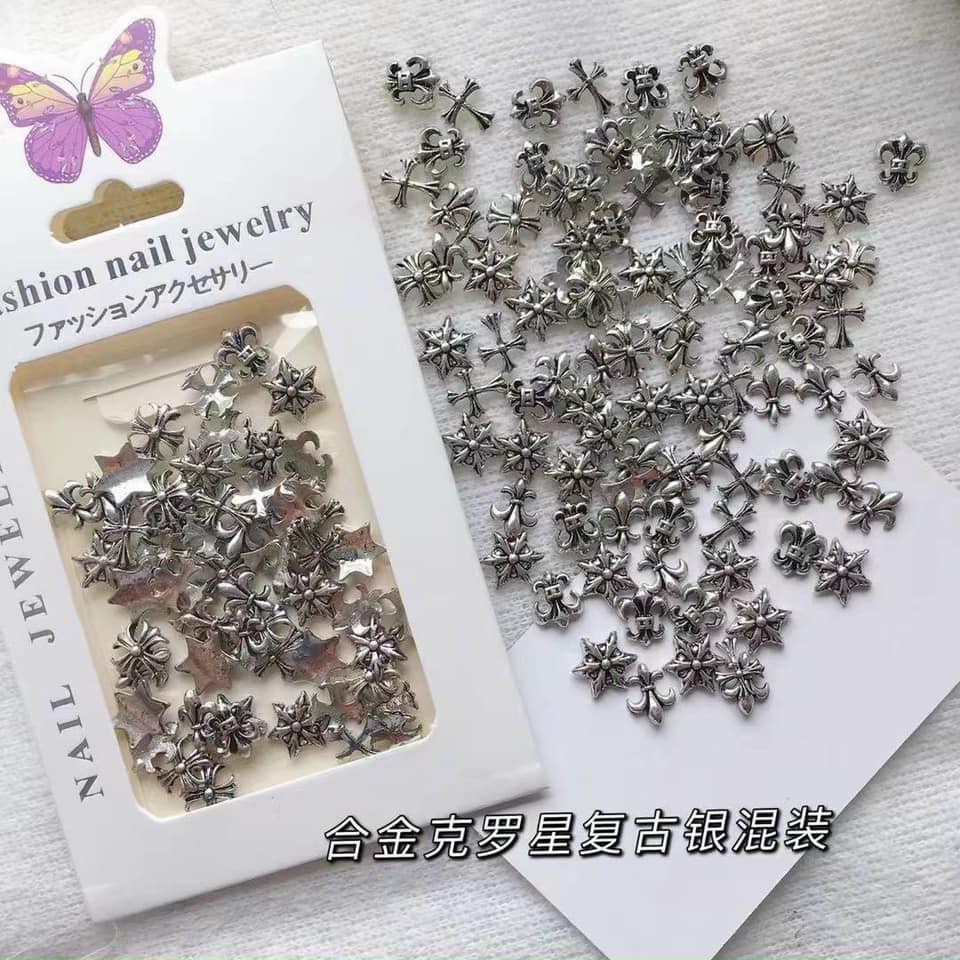 Charm kim loại trang trí móng