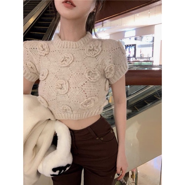 Áo croptop len đính bông hồng nổi màu be dành cho bạn gái