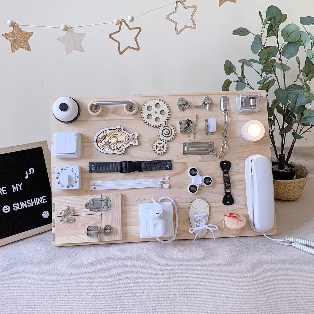 Đồ chơi Bảng Bận Rộn Gỗ 25 chi tiết Busy Board cao cấp không sắc nhọn không sơn màu an toàn cho bé - Có gắn tên