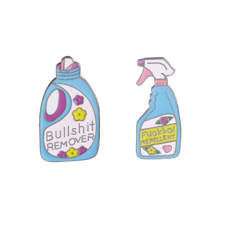 Set 2 trâm cài áo hình chai xịt nước và bình nước xả từ hợp kim tráng men tiện dụng