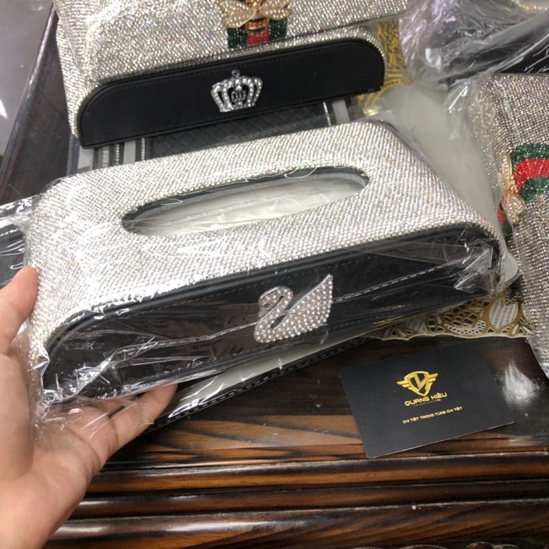 Hộp đựng khăn giấy trên taplo xe ô tô đính đá bằng da cao cáp - Vương Miện - Thiên Nga - Con Ong