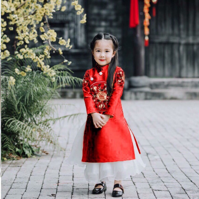 áo dài nhìn cưng quá các mẹ ạ,màu đỏ thêu hoa tiết tinh xảo dã man.cúc áo đính cũng điệu nữa,chân váy voan thì cực xinh