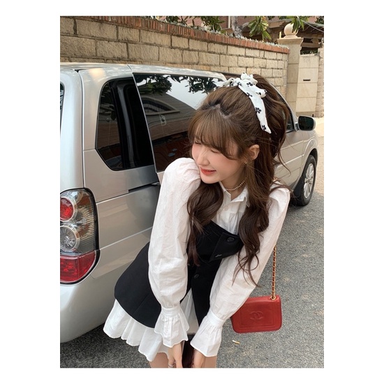 Set áo hai dây đen kèm váy sơ mi