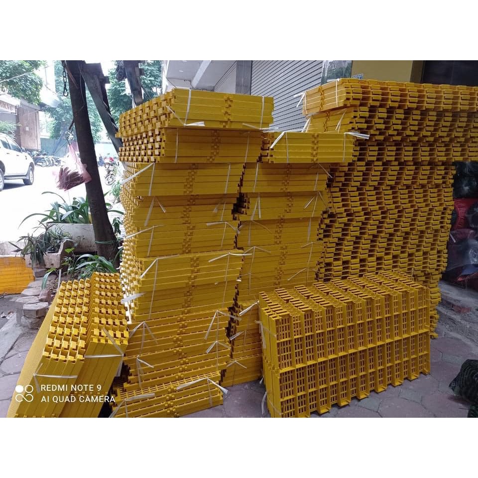 TẤM LÓT SÀN NHỰA CHUỒNG CHÓ MÈO LỢN HEO  HÀNG ĐẸP DÀY 3cm nặng 2.3kg màu vàng