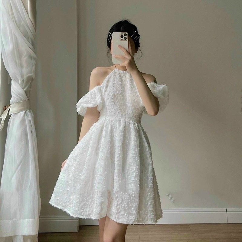 ĐẦM REN LÔNG CỔ YẾM CUT VAI TAY BỒNG