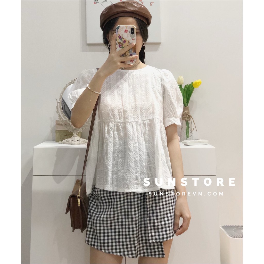 Set đồ nữ đi chơi áo babydoll trắng hở thắt nơ lưng kèm chân váy caro đắp tà