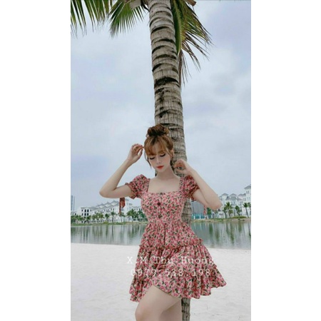 Váy xoè hoa cổ vuông tay bồng khuy gỗ ngực.