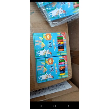 1 hộp bút chì màu có 8 cây