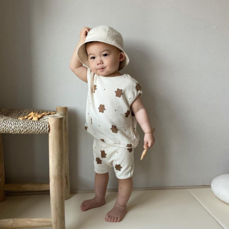 Set đồ 2 món gồm áo sát nách in hoạ tiết hoạt hình và quần short dành cho bé