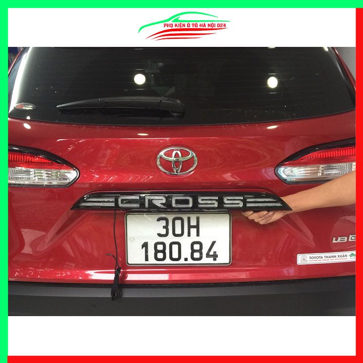 Ốp tay cốp sau có đèn led Toyota Cross 2020-2022 màu đen ánh sáng đỏ trang trí xe