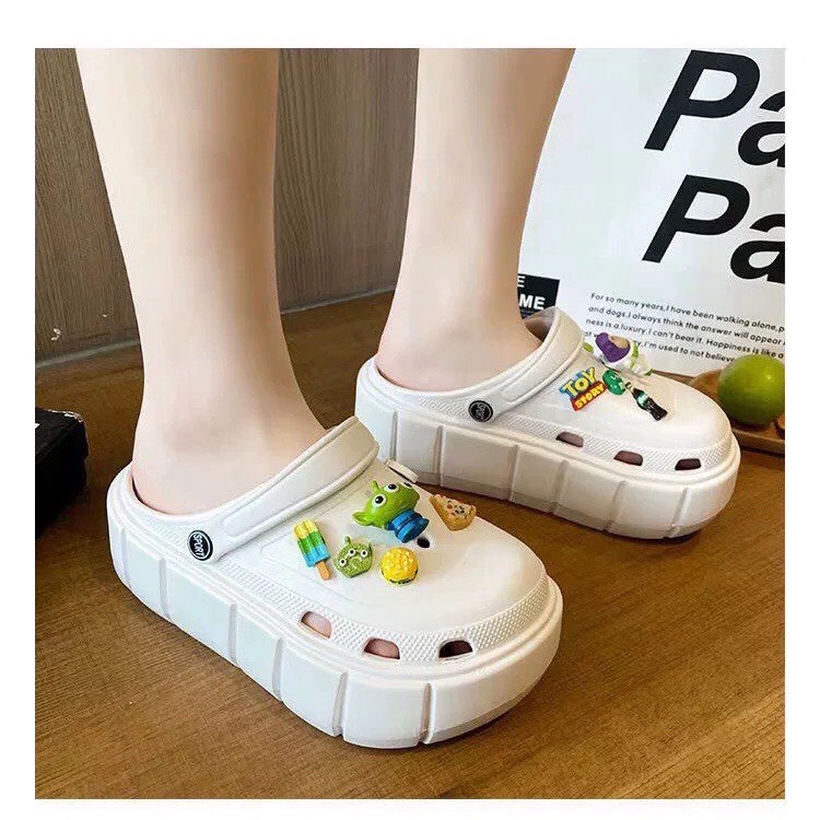 Dép Sục Crocs Đế Cao Hack Chân Đi Mưa Full Phụ Kiện Màu Xanh Trắng Đen kèm Sticker Hottrend 2022