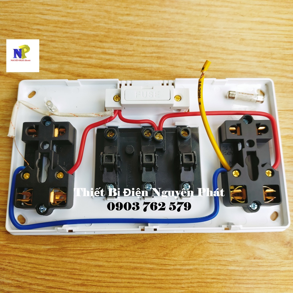 Bảng Điện Giả Âm Cao Cấp Eliton Chịu Tải Cao 15A - CS3000w Loại Có 4 Ổ Cắm