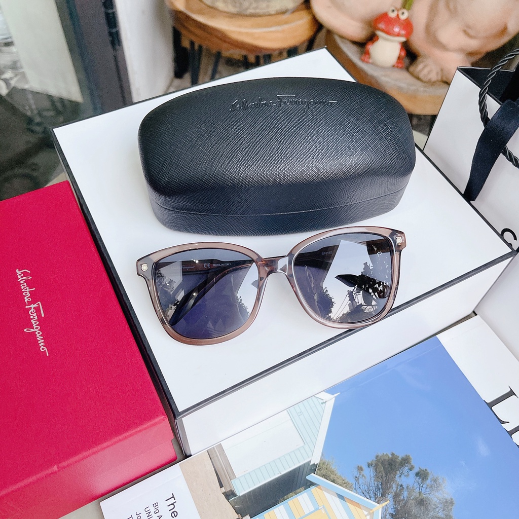 Kính mát Salvatore Ferragamo dáng Butterly, gọng acetate nâu trong suốt, tròng xanh đen