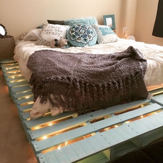 Giường ngủ pallet gỗ thông màu xanh decor phòng ngủ dễ t thumbnail