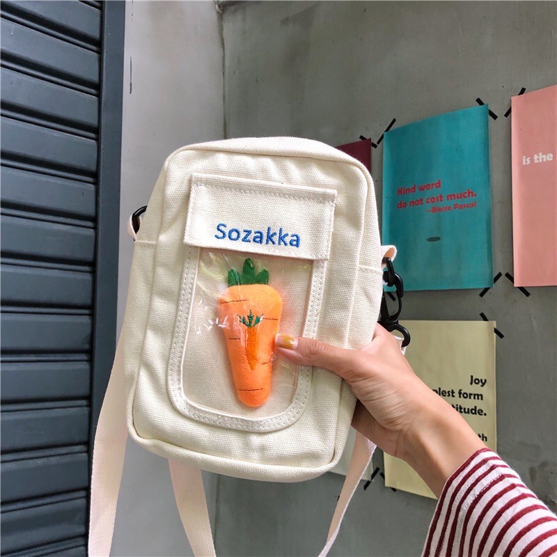 Túi đeo chéo hộp trong suốt kèm huy hiệu cà rốt bằng bông (có sẵn, hình thật)