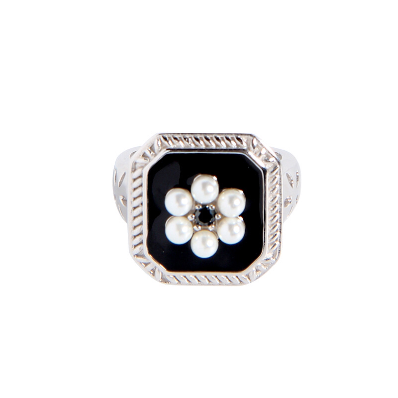 Nhẫn màu đen đính ngọc trai nhân tạo họa hình hoa độc đáo