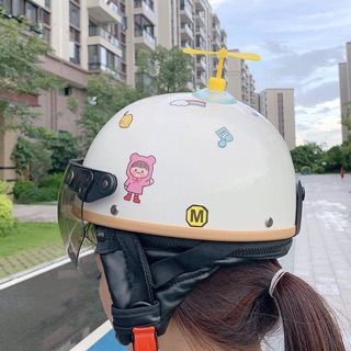 Chong chóng Doraemon gắn nón bảo hiểm