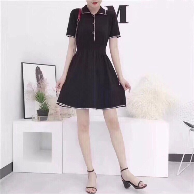 Váy len xoè cổ đức