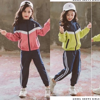 Bộ gió thể thao cho bé gái siêu đẹp (ảnh trải sàn Shop Gấu tự chụp)