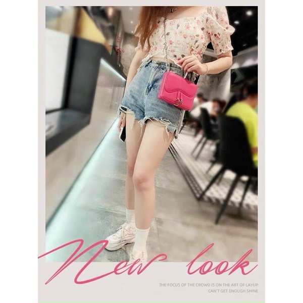 💎Túi xinh đẹp màu hồng của Gift Di. or hãng tách set Lips size 28x12x5cm,dây xích mix pearl như hình.