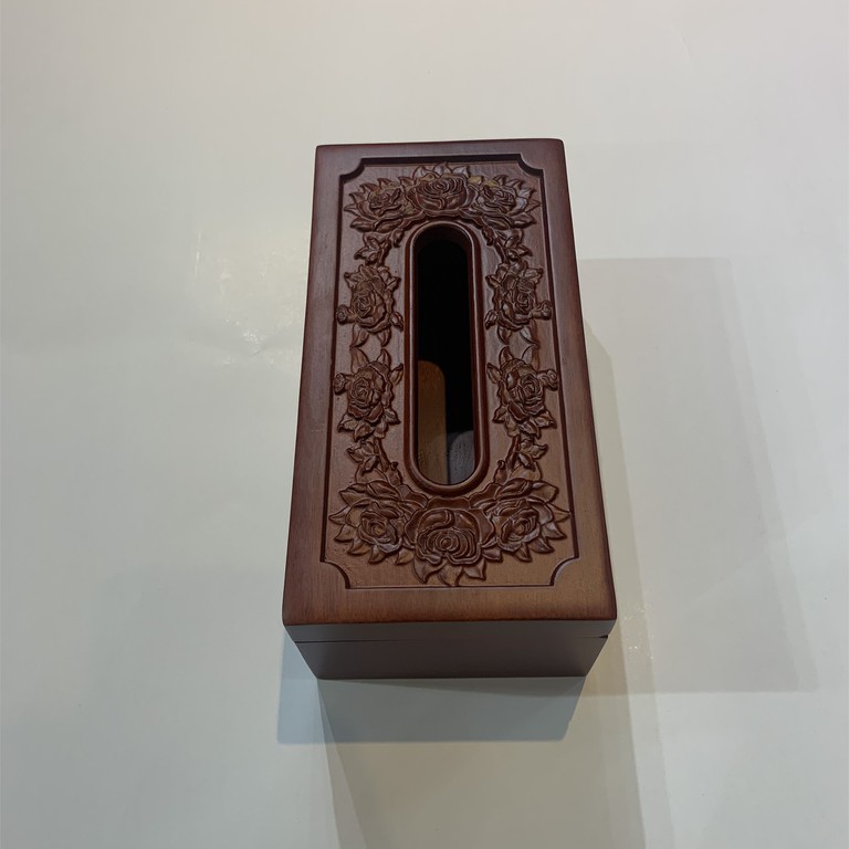 Hộp khăn giấy gỗ Hương sang trọng trên bàn ăn