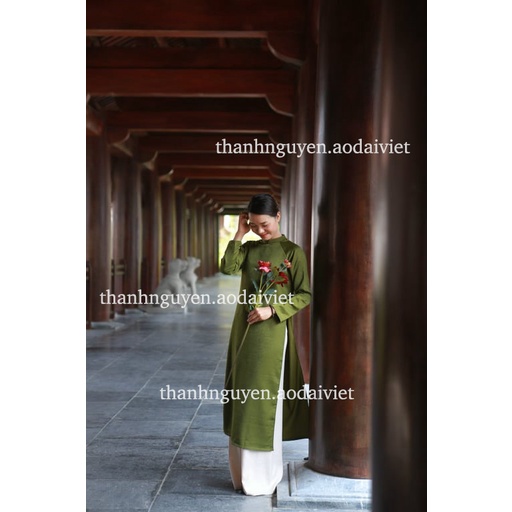 Áo dài xanh rêu dáng suông truyền thống lụa Tây Thi