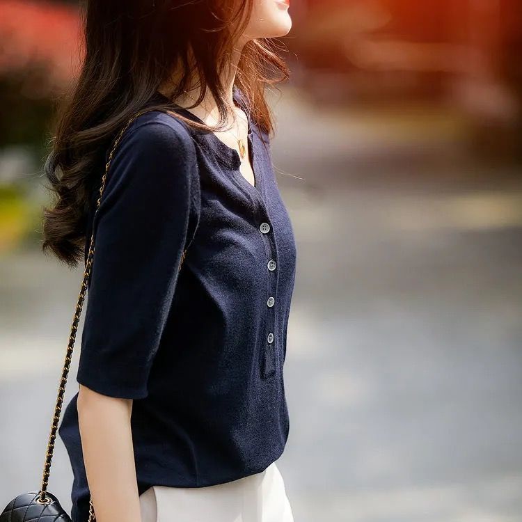 Áo thun dệt kim đính nút tay dài vừa thời trang cho nữ