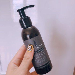Sữa rửa mặt kiềm dầu và mụn