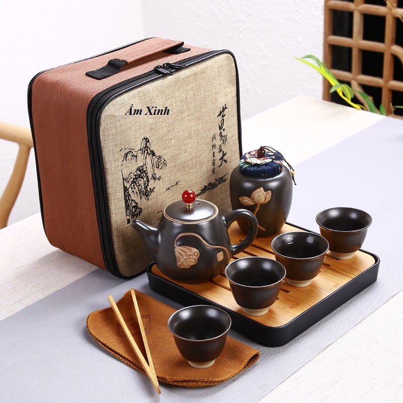 Bộ ấm chén pha trà bằng sứ kèm khay và túi du lịch (họa tiết hoa sen)
