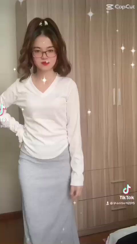 Set chân váy đuôi cá kèm áo vạt bầu tay dài | BigBuy360 - bigbuy360.vn