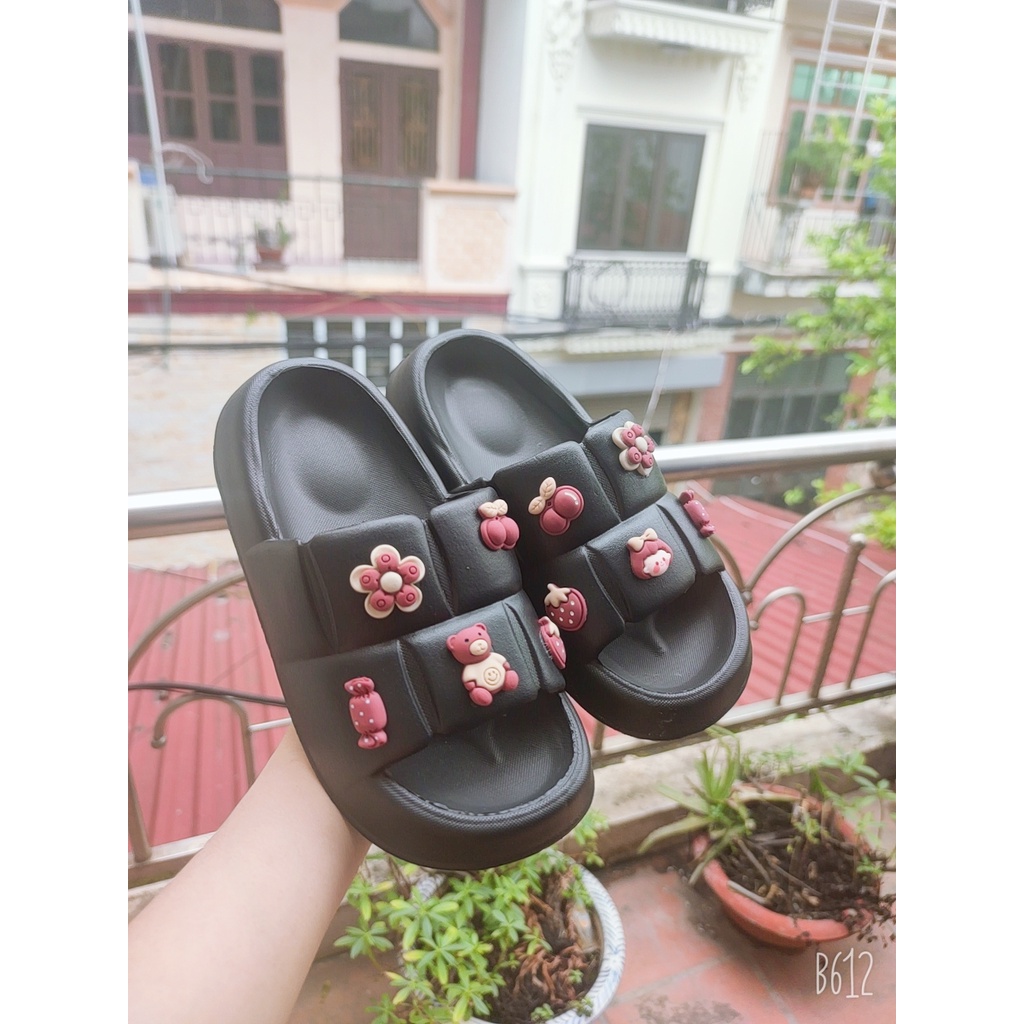 Dép bánh mỳ nữ, dép quai ngang gắn sticker hoạt hình siêu đáng yêu
