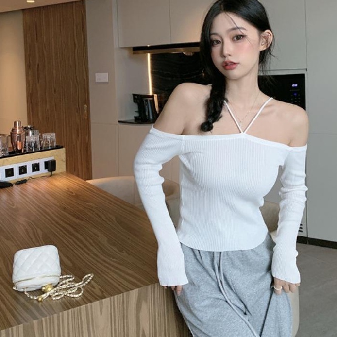 [Augustcloth] Áo croptop vải gân trễ vai tay dài trắng dây chéo cổ phong cách Hàn Quốc
