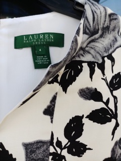 Đầm lauren hoa den trắng