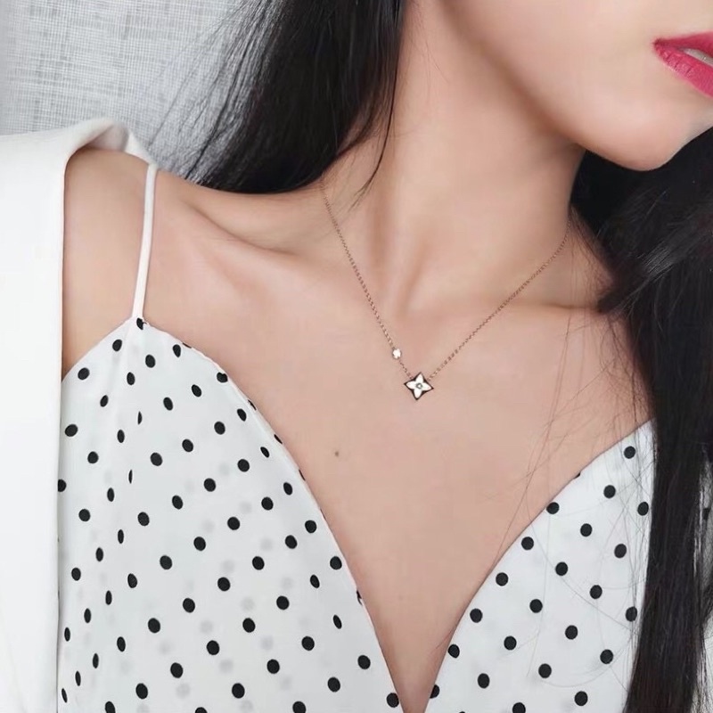 Dây chuyền titan LV cỏ bốn lá không rỉ sét